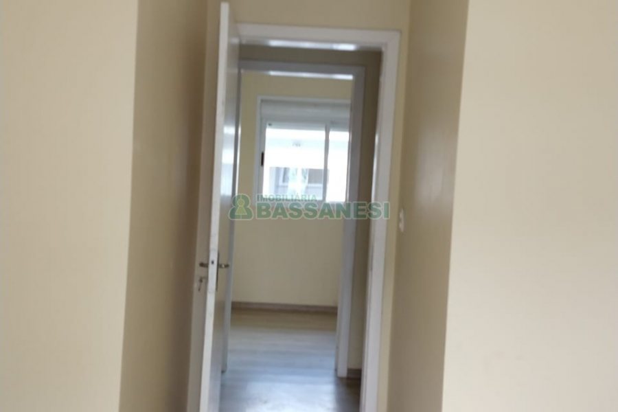 Sobrado com 57m², 2 dormitórios, 1 vaga, no bairro Santa Lúcia em Caxias do Sul para Comprar