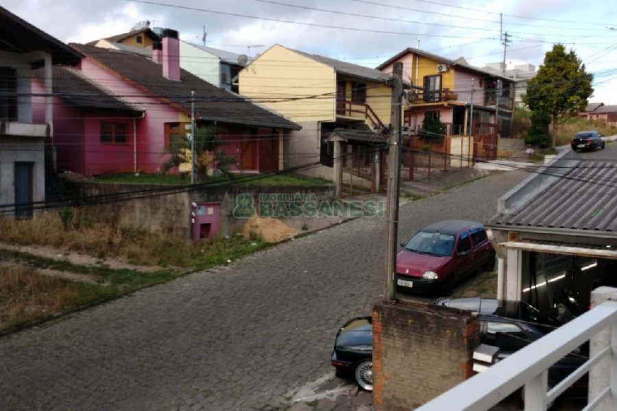 Sobrado com 57m², 2 dormitórios, 1 vaga, no bairro Santa Lúcia em Caxias do Sul para Comprar