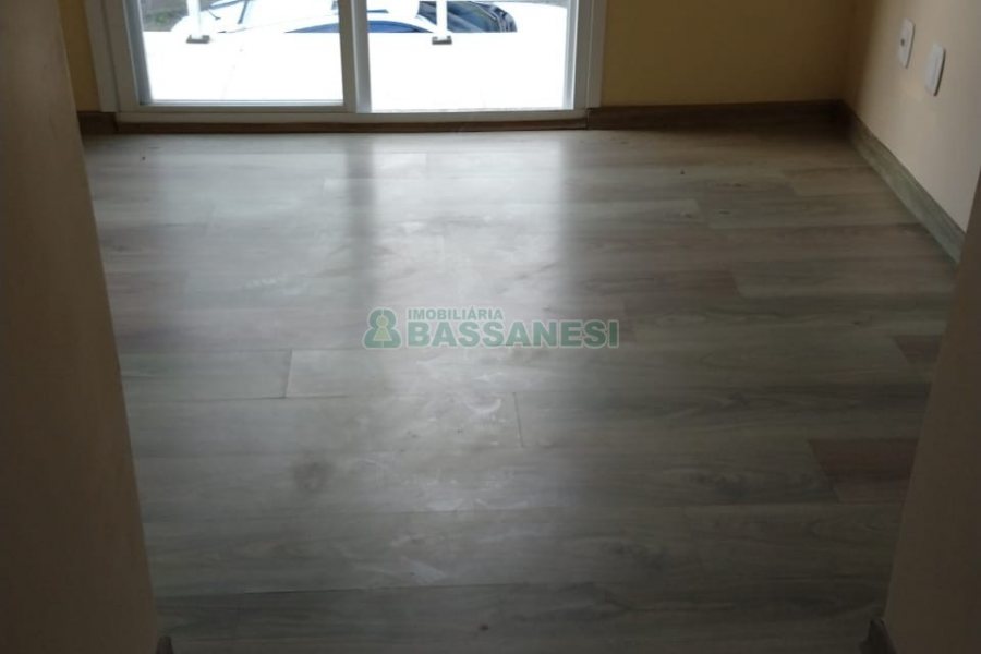 Sobrado com 57m², 2 dormitórios, 1 vaga, no bairro Santa Lúcia em Caxias do Sul para Comprar