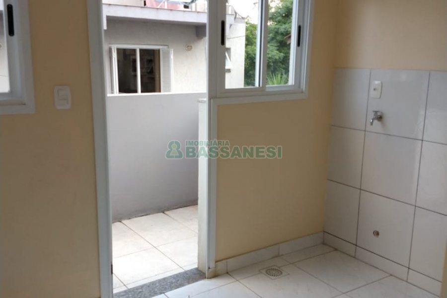 Sobrado com 57m², 2 dormitórios, 1 vaga, no bairro Santa Lúcia em Caxias do Sul para Comprar