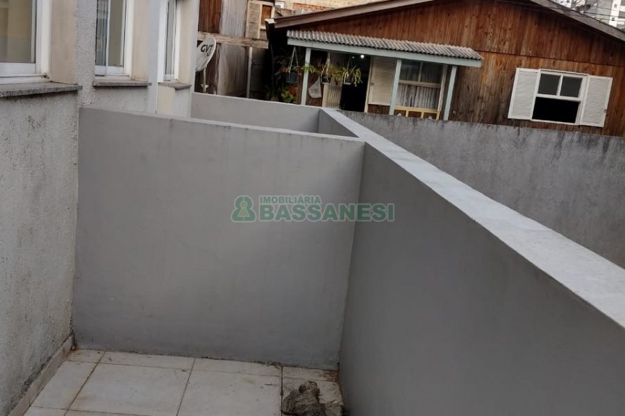 Sobrado com 57m², 2 dormitórios, 1 vaga, no bairro Santa Lúcia em Caxias do Sul para Comprar