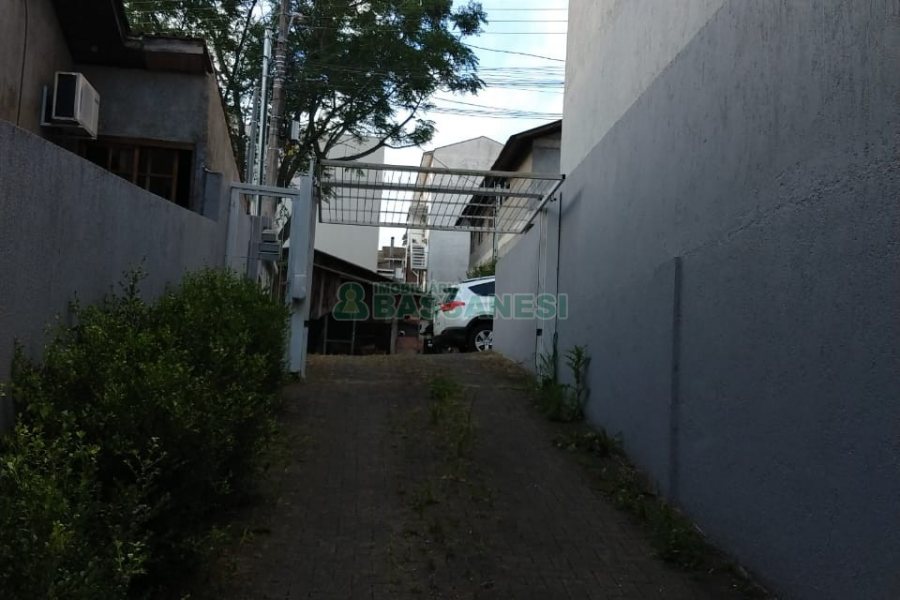 Sobrado com 57m², 2 dormitórios, 1 vaga, no bairro Santa Lúcia em Caxias do Sul para Comprar
