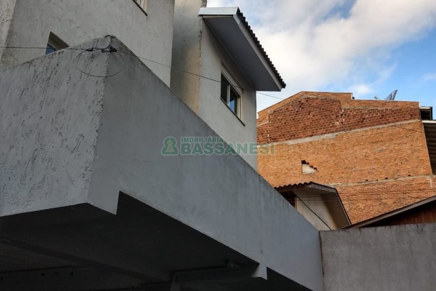 Sobrado com 57m², 2 dormitórios, 1 vaga, no bairro Santa Lúcia em Caxias do Sul para Comprar