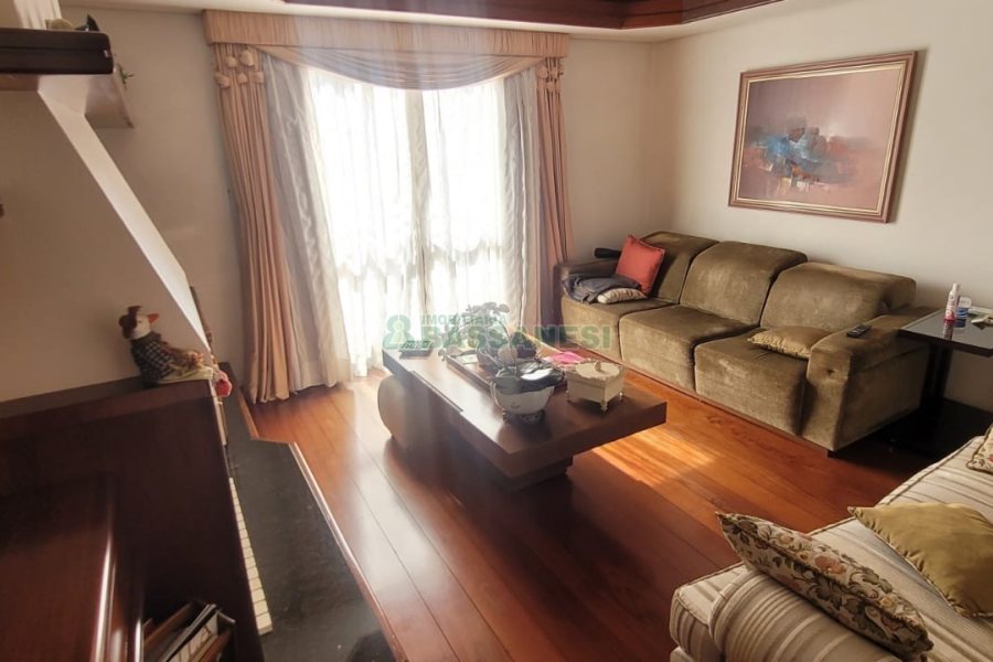 Casa com 672m², 4 dormitórios, 5 vagas, no bairro Bela Vista em Caxias do Sul para Comprar
