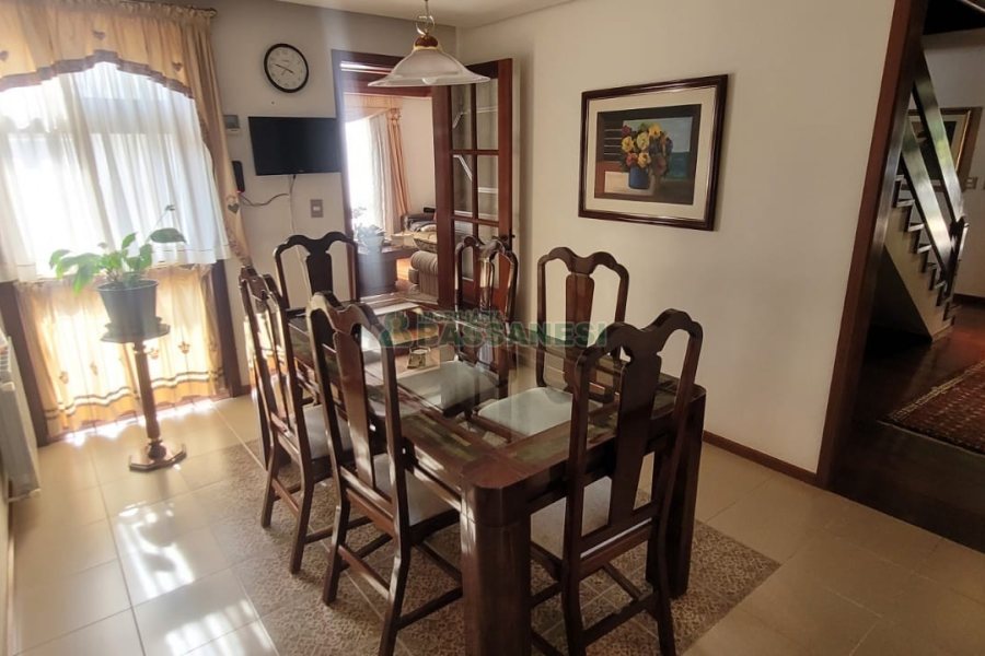 Casa com 672m², 4 dormitórios, 5 vagas, no bairro Bela Vista em Caxias do Sul para Comprar