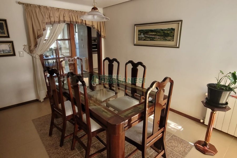 Casa com 672m², 4 dormitórios, 5 vagas, no bairro Bela Vista em Caxias do Sul para Comprar