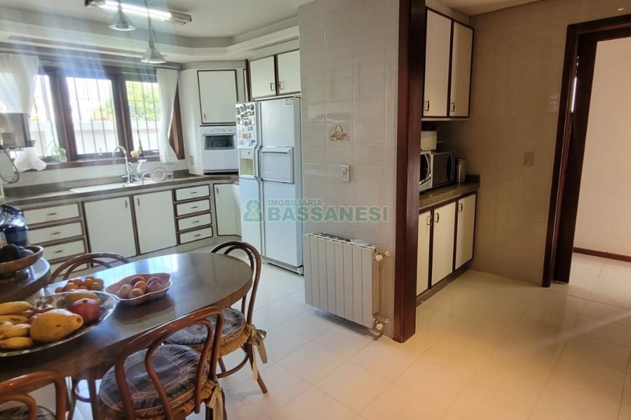 Casa com 672m², 4 dormitórios, 5 vagas, no bairro Bela Vista em Caxias do Sul para Comprar