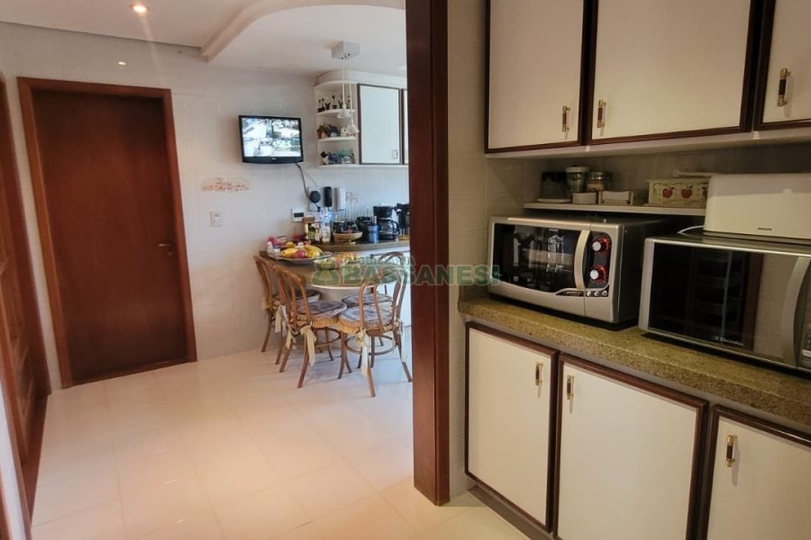 Casa com 672m², 4 dormitórios, 5 vagas, no bairro Bela Vista em Caxias do Sul para Comprar