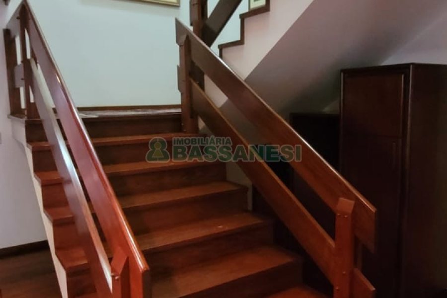 Casa com 672m², 4 dormitórios, 5 vagas, no bairro Bela Vista em Caxias do Sul para Comprar