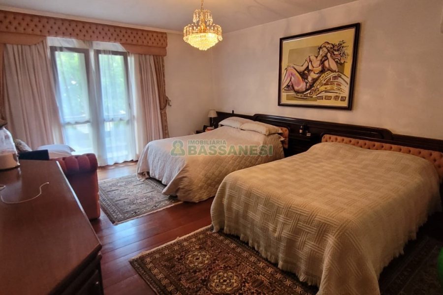 Casa com 672m², 4 dormitórios, 5 vagas, no bairro Bela Vista em Caxias do Sul para Comprar