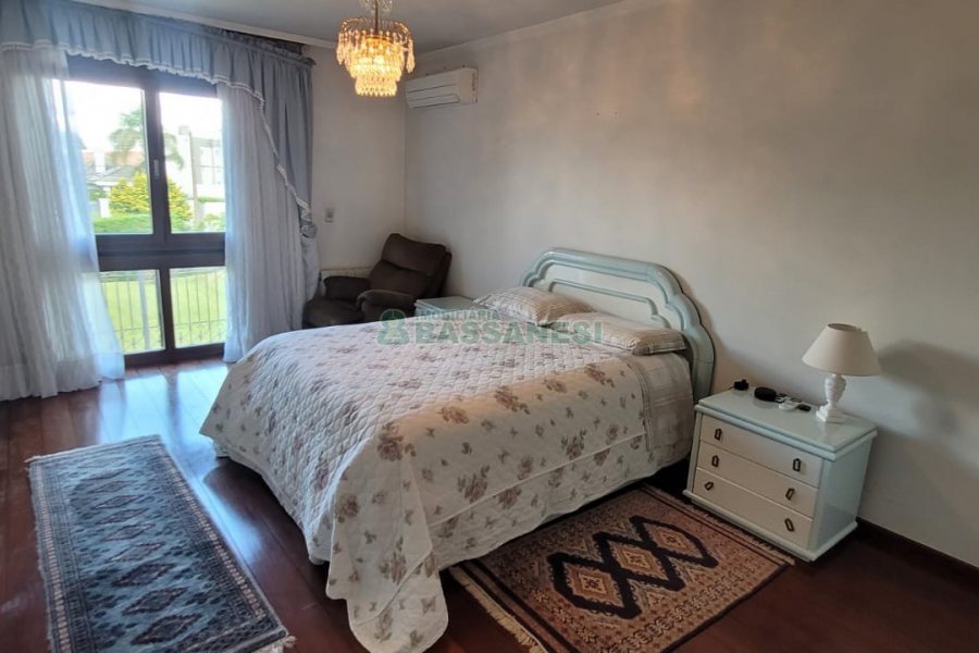 Casa com 672m², 4 dormitórios, 5 vagas, no bairro Bela Vista em Caxias do Sul para Comprar