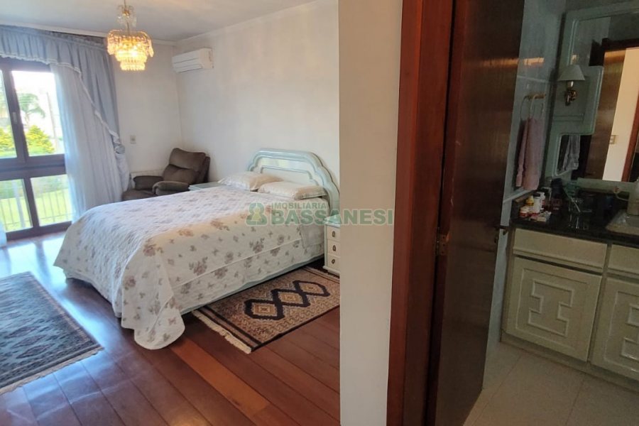 Casa com 672m², 4 dormitórios, 5 vagas, no bairro Bela Vista em Caxias do Sul para Comprar