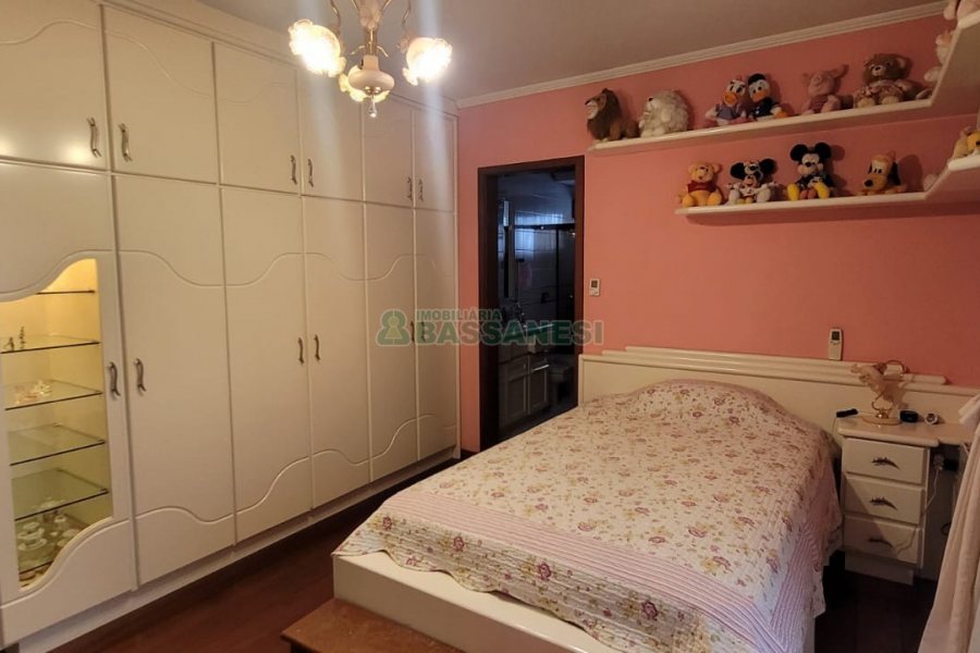 Casa com 672m², 4 dormitórios, 5 vagas, no bairro Bela Vista em Caxias do Sul para Comprar