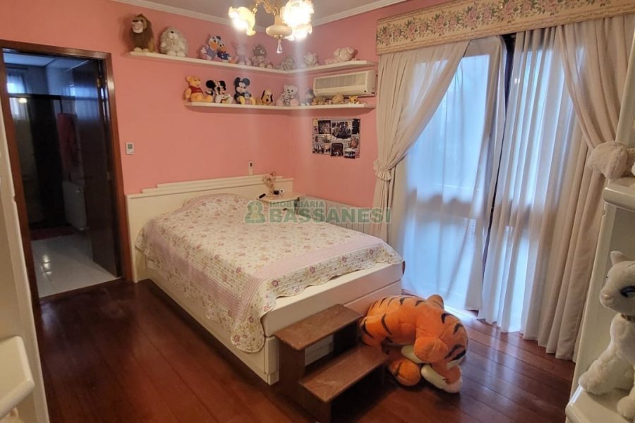 Casa com 672m², 4 dormitórios, 5 vagas, no bairro Bela Vista em Caxias do Sul para Comprar