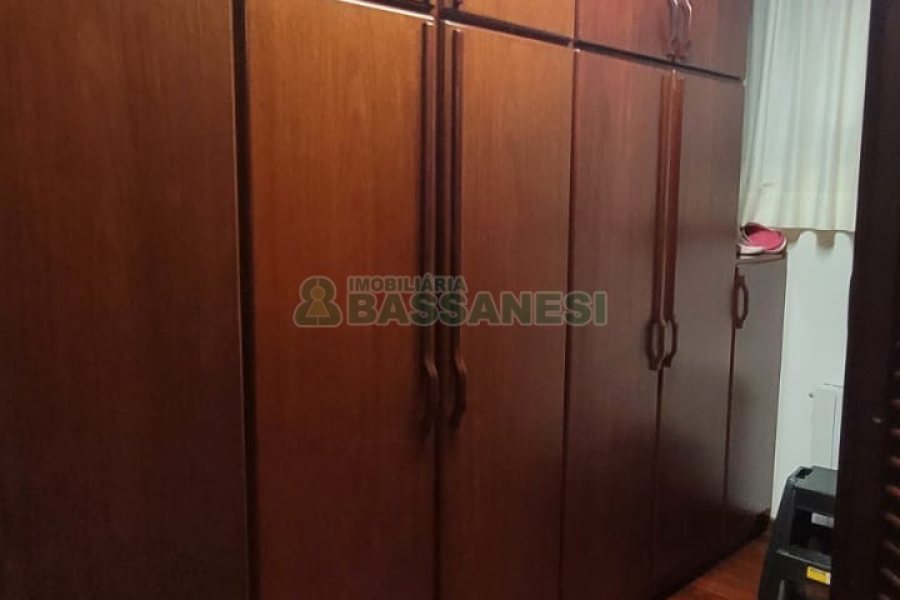 Casa com 672m², 4 dormitórios, 5 vagas, no bairro Bela Vista em Caxias do Sul para Comprar