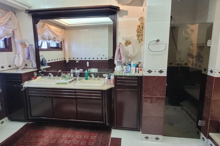 Casa com 672m², 4 dormitórios, 5 vagas, no bairro Bela Vista em Caxias do Sul para Comprar