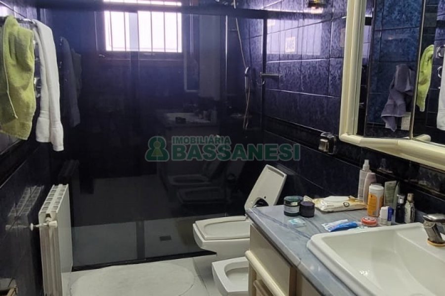 Casa com 672m², 4 dormitórios, 5 vagas, no bairro Bela Vista em Caxias do Sul para Comprar