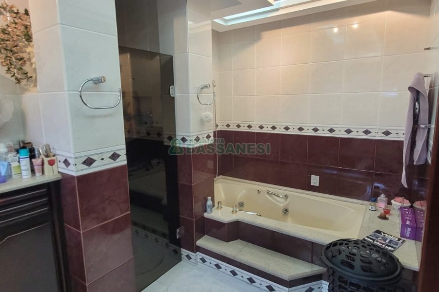 Casa com 672m², 4 dormitórios, 5 vagas, no bairro Bela Vista em Caxias do Sul para Comprar