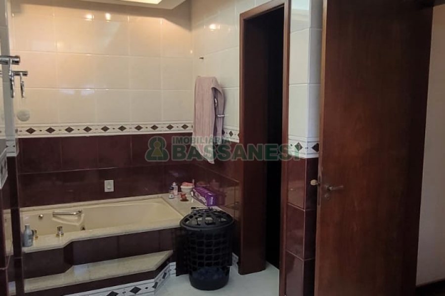 Casa com 672m², 4 dormitórios, 5 vagas, no bairro Bela Vista em Caxias do Sul para Comprar