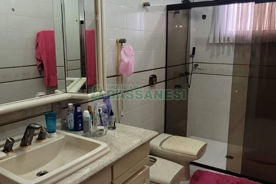 Casa com 672m², 4 dormitórios, 5 vagas, no bairro Bela Vista em Caxias do Sul para Comprar