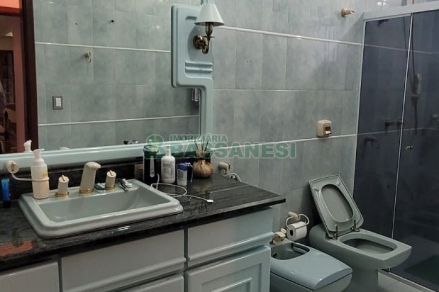 Casa com 672m², 4 dormitórios, 5 vagas, no bairro Bela Vista em Caxias do Sul para Comprar