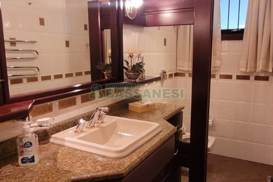 Casa com 672m², 4 dormitórios, 5 vagas, no bairro Bela Vista em Caxias do Sul para Comprar