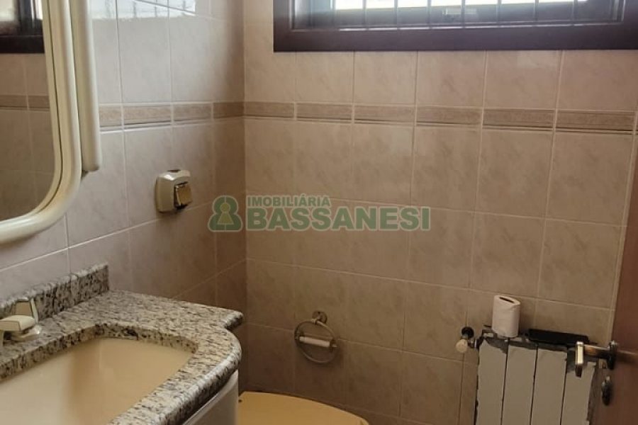 Casa com 672m², 4 dormitórios, 5 vagas, no bairro Bela Vista em Caxias do Sul para Comprar