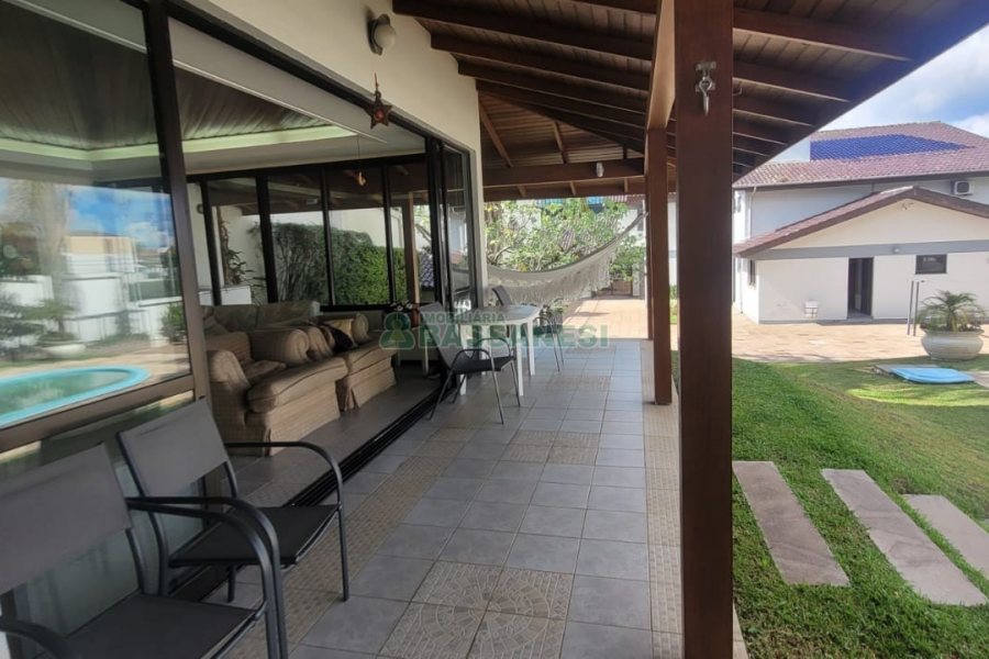 Casa com 672m², 4 dormitórios, 5 vagas, no bairro Bela Vista em Caxias do Sul para Comprar