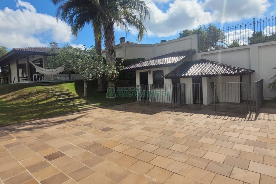 Casa com 672m², 4 dormitórios, 5 vagas, no bairro Bela Vista em Caxias do Sul para Comprar