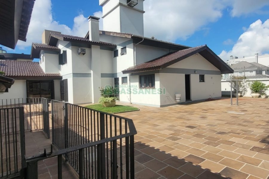Casa com 672m², 4 dormitórios, 5 vagas, no bairro Bela Vista em Caxias do Sul para Comprar