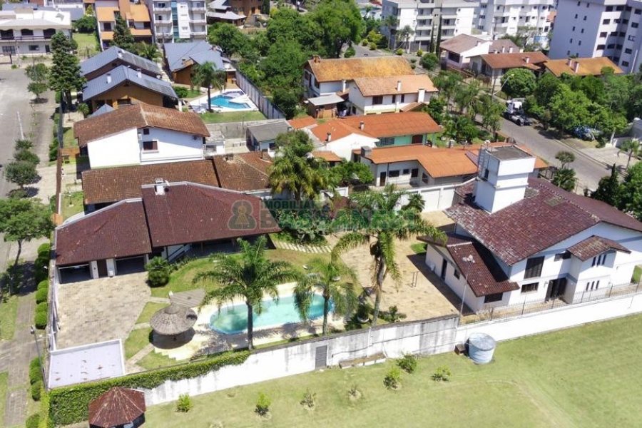 Casa com 672m², 4 dormitórios, 5 vagas, no bairro Bela Vista em Caxias do Sul para Comprar
