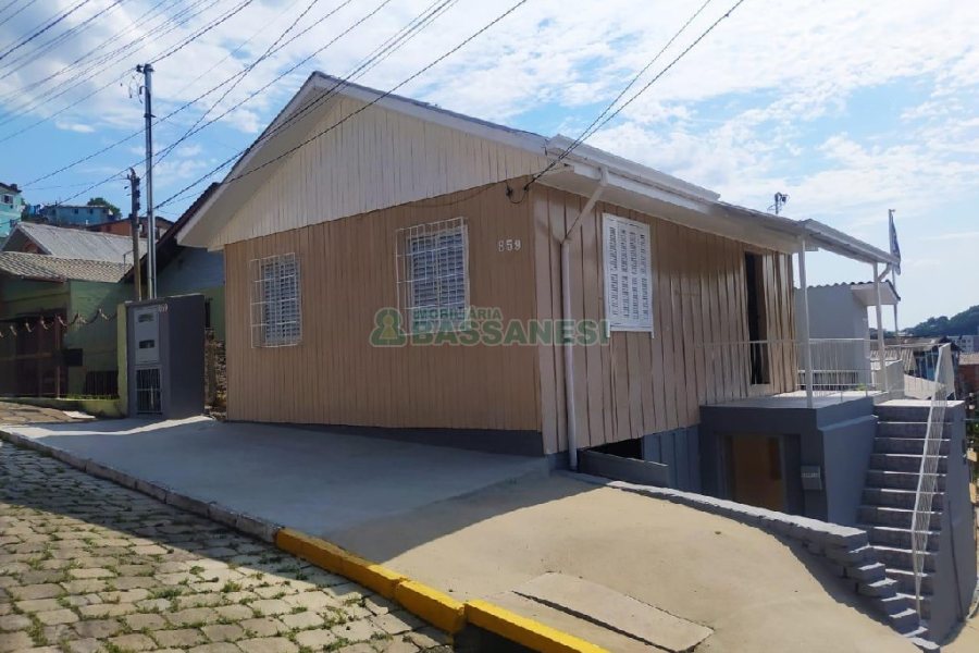 Casa com 90m², 2 dormitórios, 2 vagas, no bairro Planalto em Caxias do Sul para Comprar