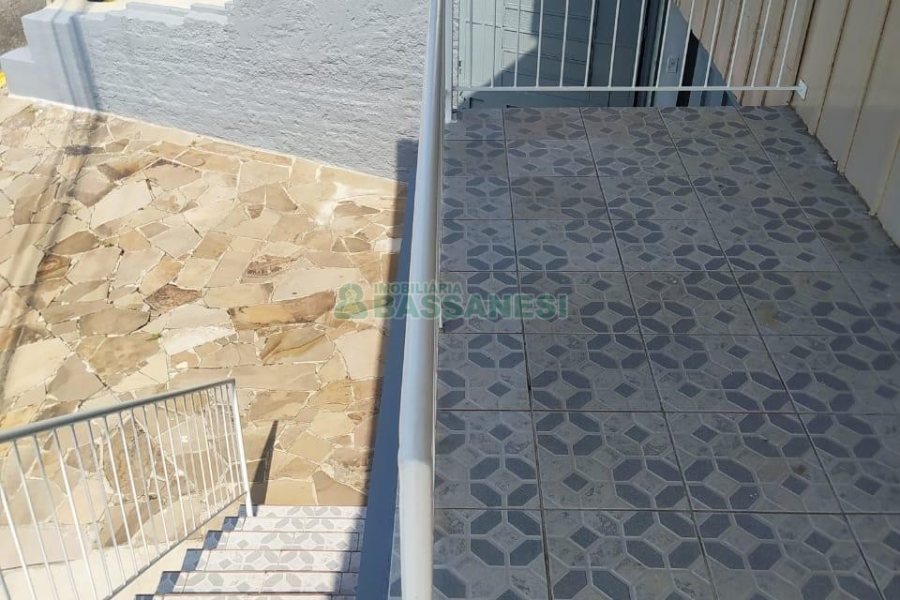 Casa com 90m², 2 dormitórios, 2 vagas, no bairro Planalto em Caxias do Sul para Comprar