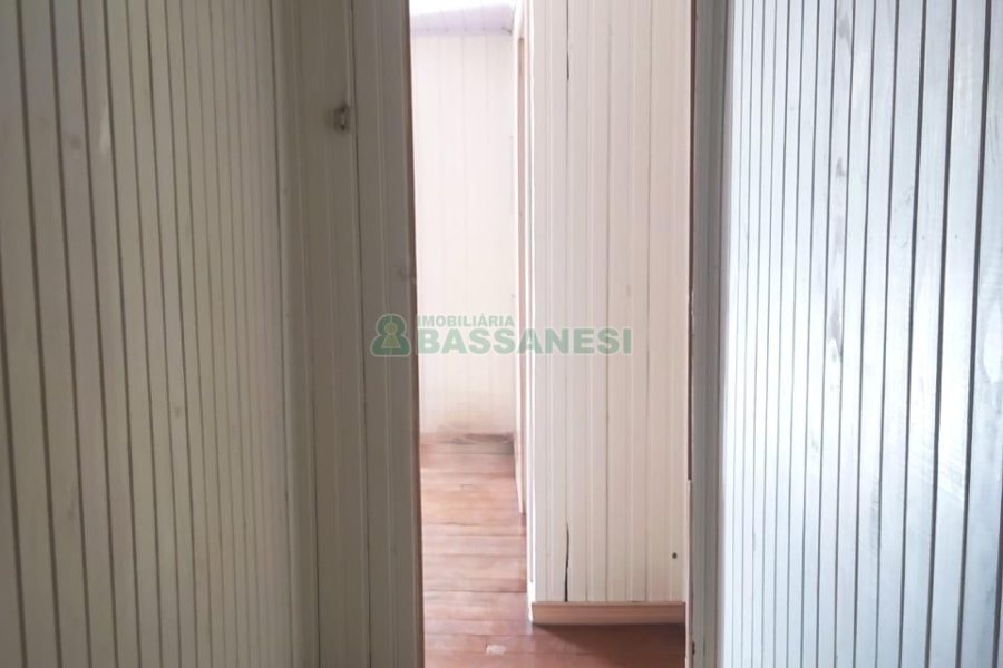 Casa com 90m², 2 dormitórios, 2 vagas, no bairro Planalto em Caxias do Sul para Comprar