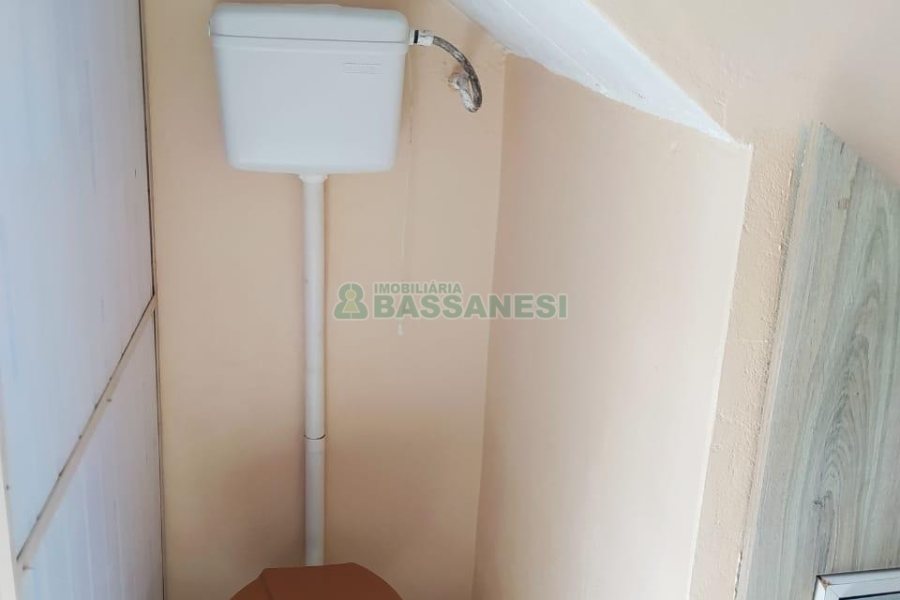 Casa com 90m², 2 dormitórios, 2 vagas, no bairro Planalto em Caxias do Sul para Comprar