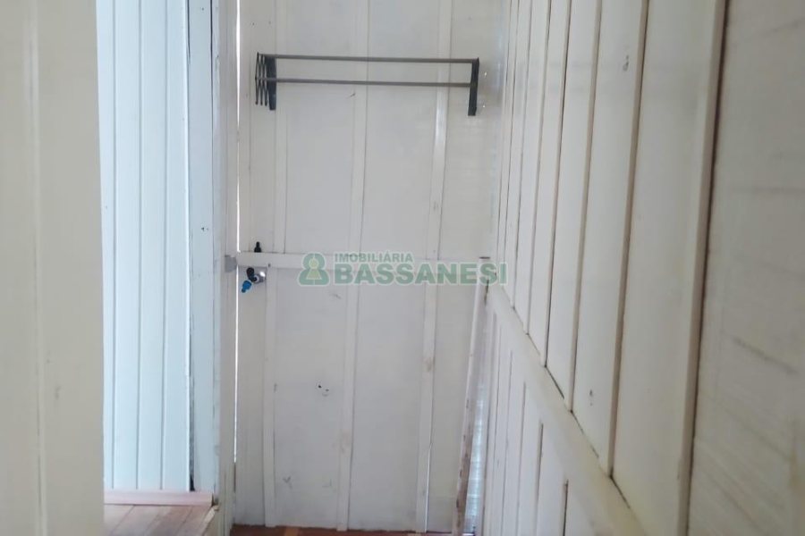 Casa com 90m², 2 dormitórios, 2 vagas, no bairro Planalto em Caxias do Sul para Comprar