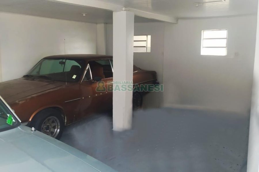 Casa com 90m², 2 dormitórios, 2 vagas, no bairro Planalto em Caxias do Sul para Comprar