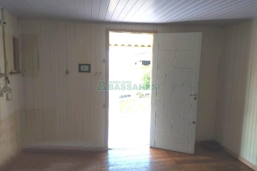 Casa com 90m², 2 dormitórios, 2 vagas, no bairro Planalto em Caxias do Sul para Comprar