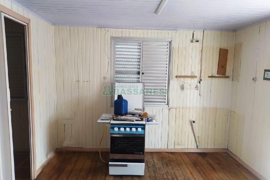 Casa com 90m², 2 dormitórios, 2 vagas, no bairro Planalto em Caxias do Sul para Comprar