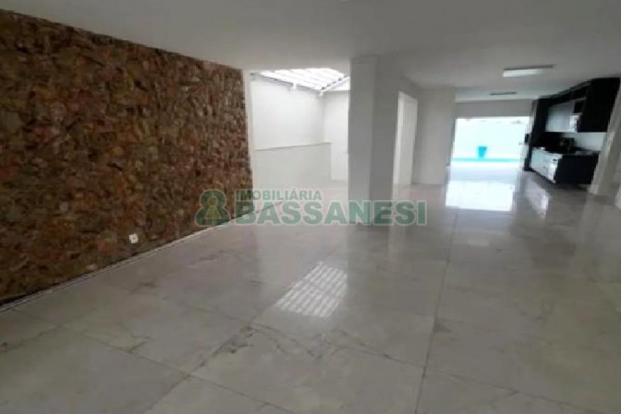 Casa com 215m², 3 dormitórios, 2 vagas, no bairro Bela Vista em Caxias do Sul para Alugar