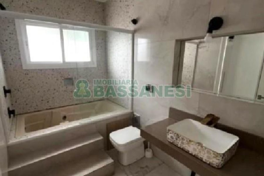 Casa com 215m², 3 dormitórios, 2 vagas, no bairro Bela Vista em Caxias do Sul para Alugar