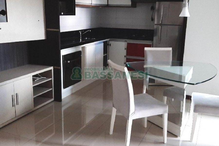 Apto Mobiliado com 93m², 2 dormitórios, 2 vagas, no bairro Cinqüentenário em Caxias do Sul para Alugar