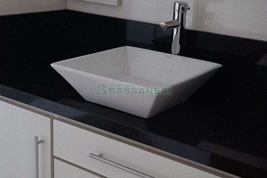 Apto Mobiliado com 93m², 2 dormitórios, 2 vagas, no bairro Cinqüentenário em Caxias do Sul para Alugar