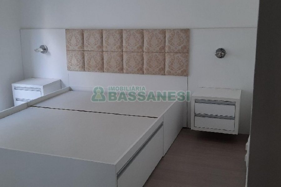 Apto Mobiliado com 93m², 2 dormitórios, 2 vagas, no bairro Cinqüentenário em Caxias do Sul para Alugar