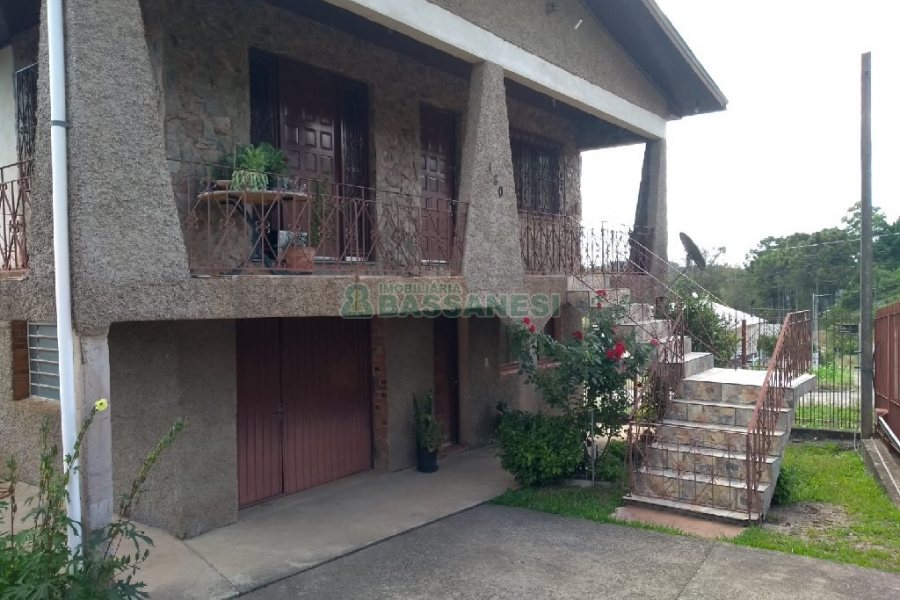 Casa com 168m², 5 dormitórios, 2 vagas, no bairro Pedras Brancas em São Marcos para Comprar