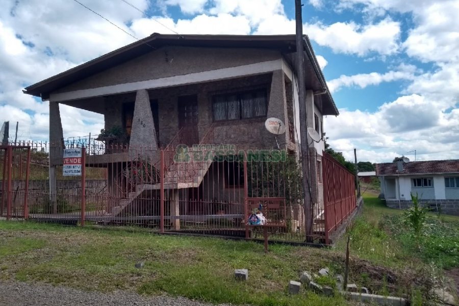 Casa com 168m², 5 dormitórios, 2 vagas, no bairro Pedras Brancas em São Marcos para Comprar