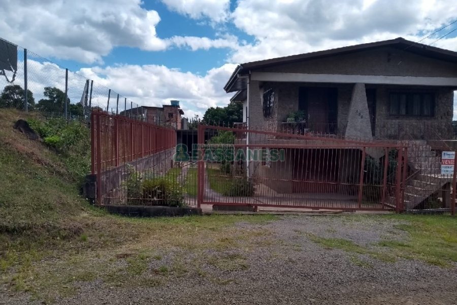 Casa com 168m², 5 dormitórios, 2 vagas, no bairro Pedras Brancas em São Marcos para Comprar