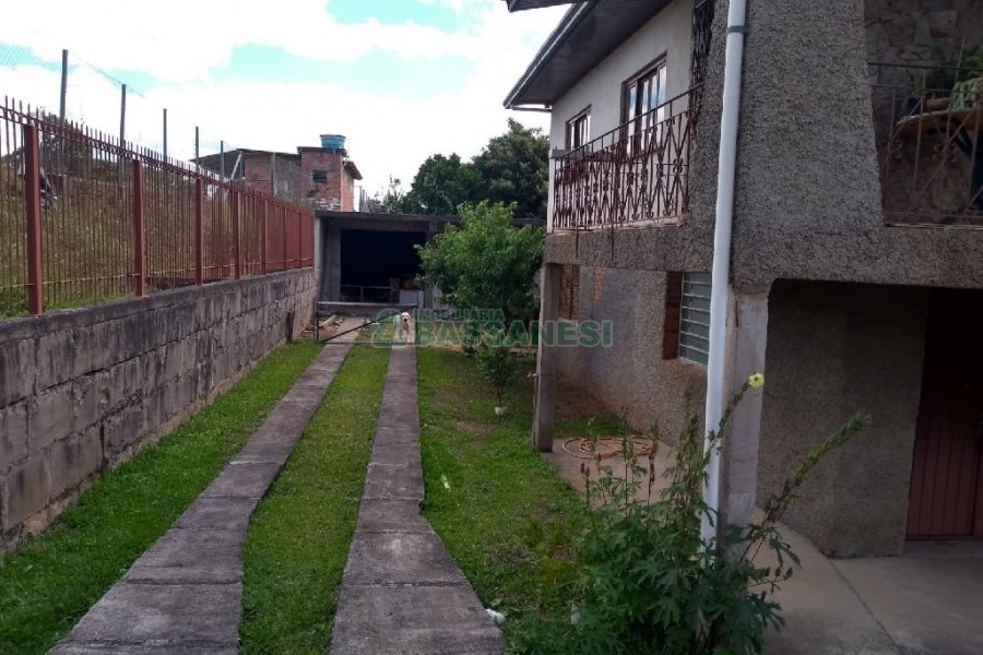 Casa com 168m², 5 dormitórios, 2 vagas, no bairro Pedras Brancas em São Marcos para Comprar