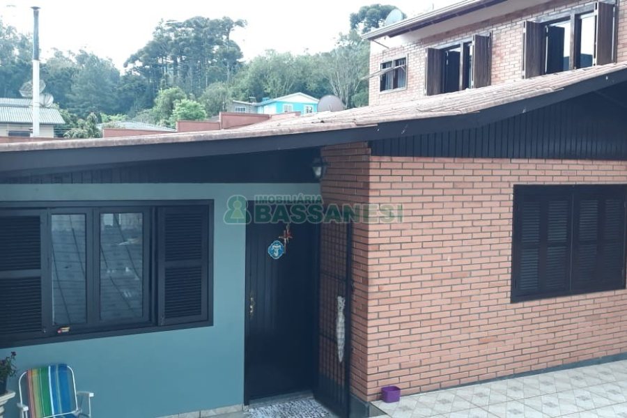 Casa, 5 dormitórios, 4 vagas, no bairro Cruzeiro em Caxias do Sul para Comprar