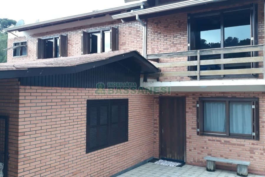 Casa, 5 dormitórios, 4 vagas, no bairro Cruzeiro em Caxias do Sul para Comprar